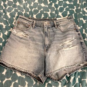 Light Wash Jean Shorts// High Rise 90’s Boyfriend